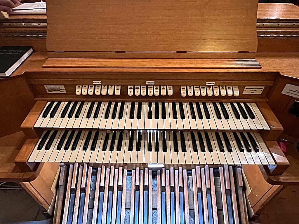 Fincham organ console