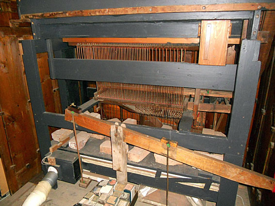 Darnum Musical Village : rear view of organ showing hand blowing