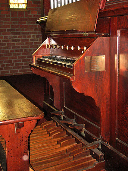 St George's Church, Travancore: console