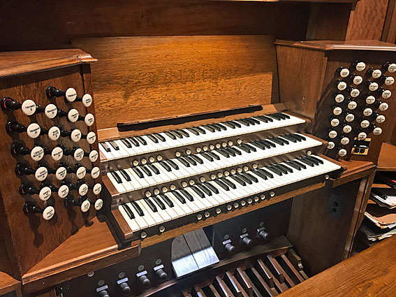 Shore Chapel new organ console